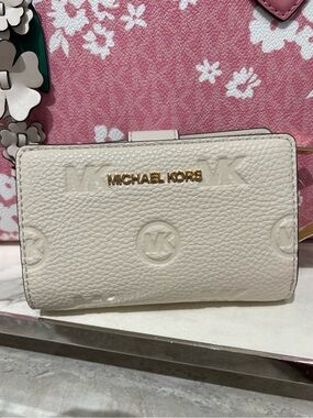 Michael Kors Jet Set Travel Med MK Logo Debossed Bifold Wallet
Light Cream
NWT